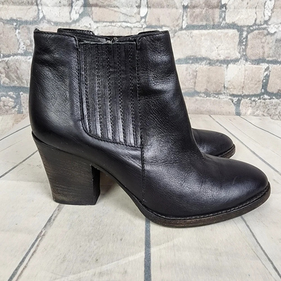 Aquatalia Black Leather Ankle Boot Side Zip Almond Toe Size 7 1/2 Made in Italy - Picture 1 of 11